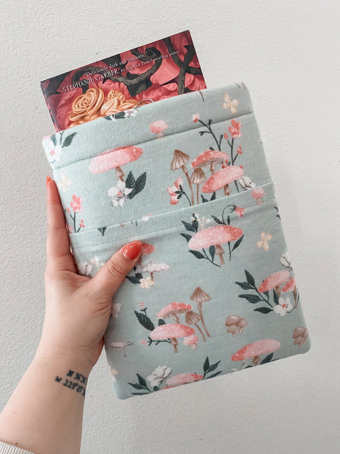 Della Booksleeve