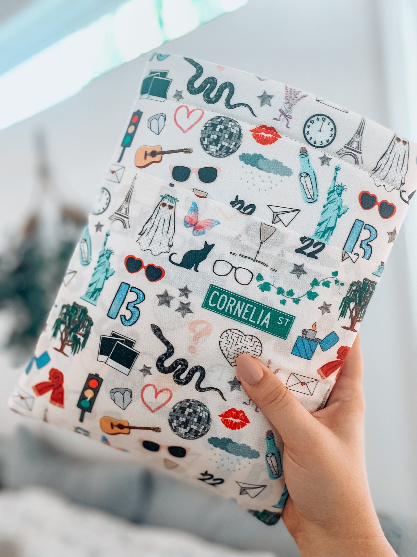 TAYLOR SWIFT ERAS BOOKSLEEVE