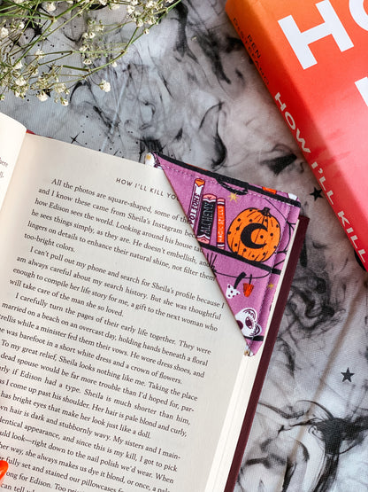 SPOOKY SHELVES CORNER BOOKMARK