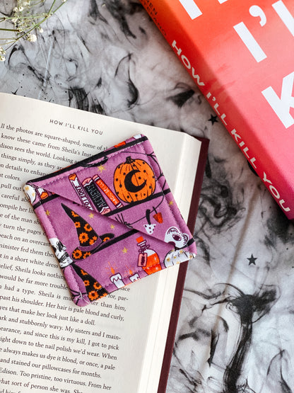 SPOOKY SHELVES CORNER BOOKMARK